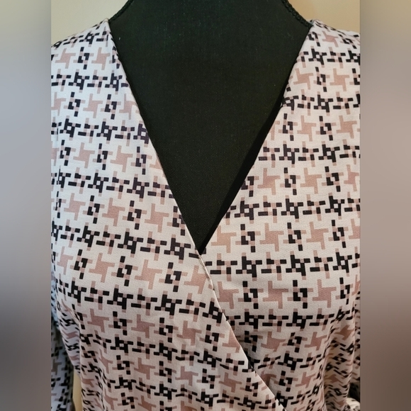 STYLISH MINI DRESS, Long Sleeve, Geometric Pattern, Crossover Neckline, Size Sm - Picture 5 of 10